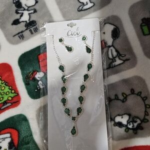 Elegant Green and Silver Necklace Set